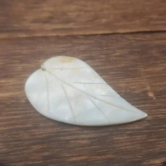 Mother of Pearl Lake Float Carved Leaf Pendant - Picture 1 of 3